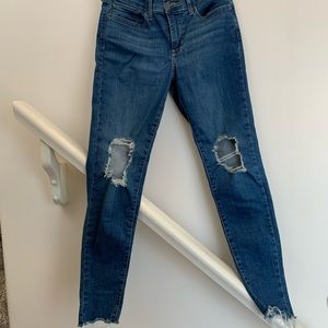 Ripped Skinny Jeans. LEVI’S 710 style. Size 27